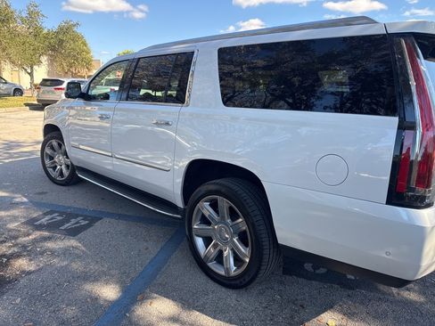 Used 2019 Cadillac Escalade ESV Premium Luxury image 5