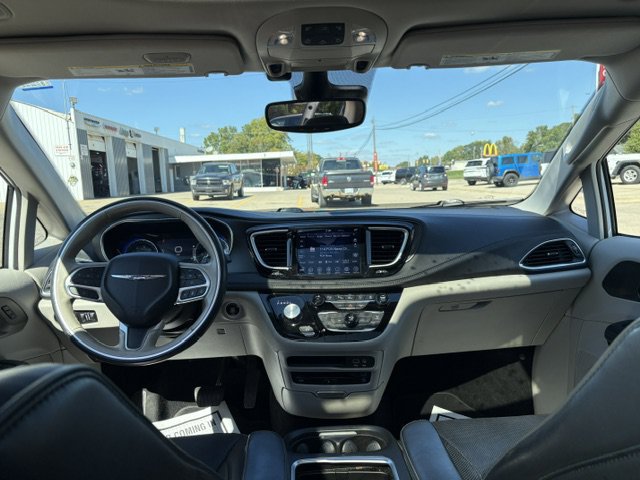 Used 2020 Chrysler Pacifica Limited w/ Tire & Wheel Group FWD image 18
