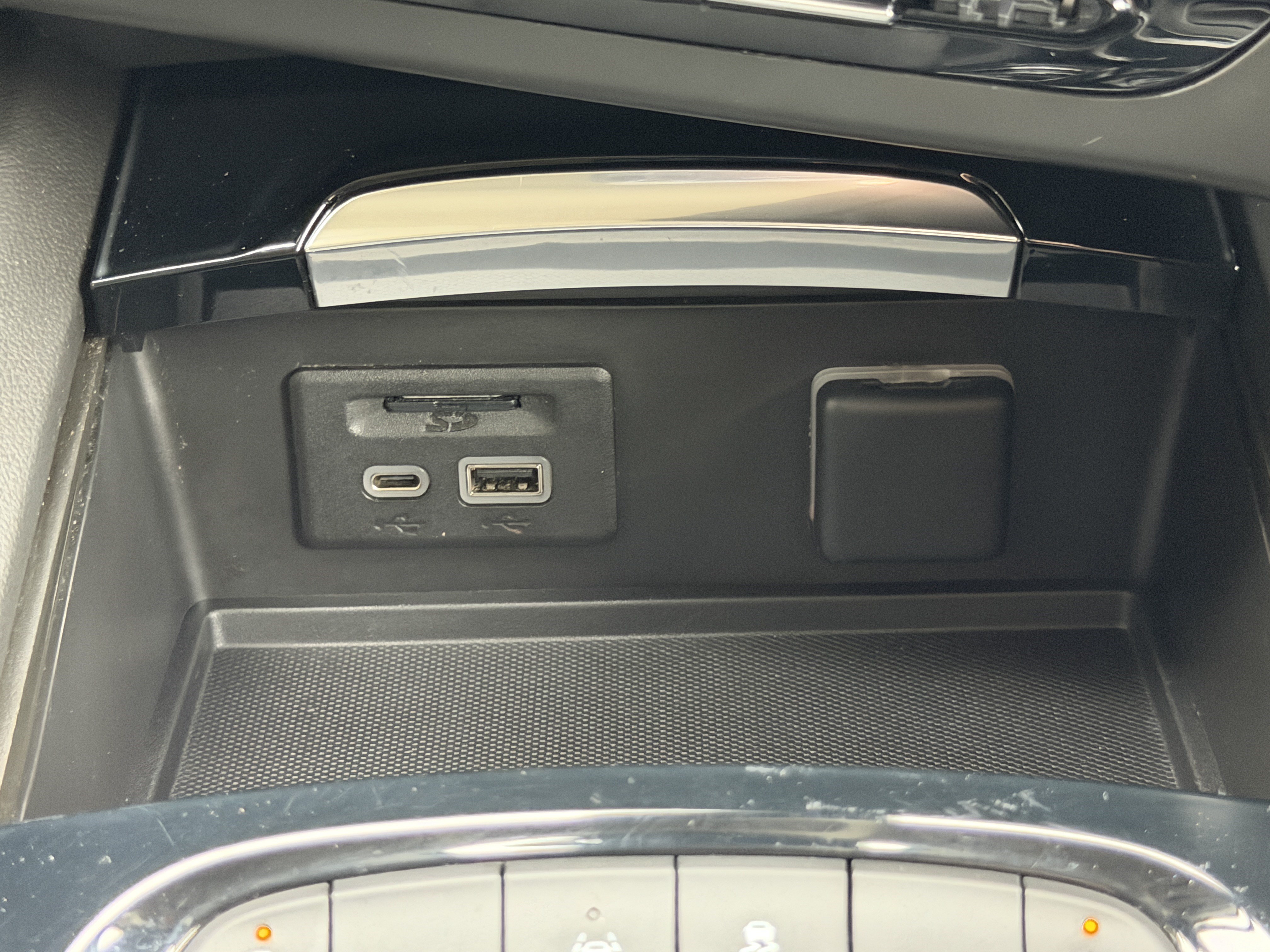 Used 2022 Buick Envision Essence w/ Technology Package I FWD image 24