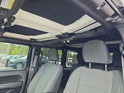 Used 2024 Jeep Wrangler Unlimited w/ Convenience Group AWD/4WD image 32