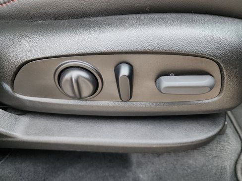 Used 2023 Chevrolet Traverse RS image 38