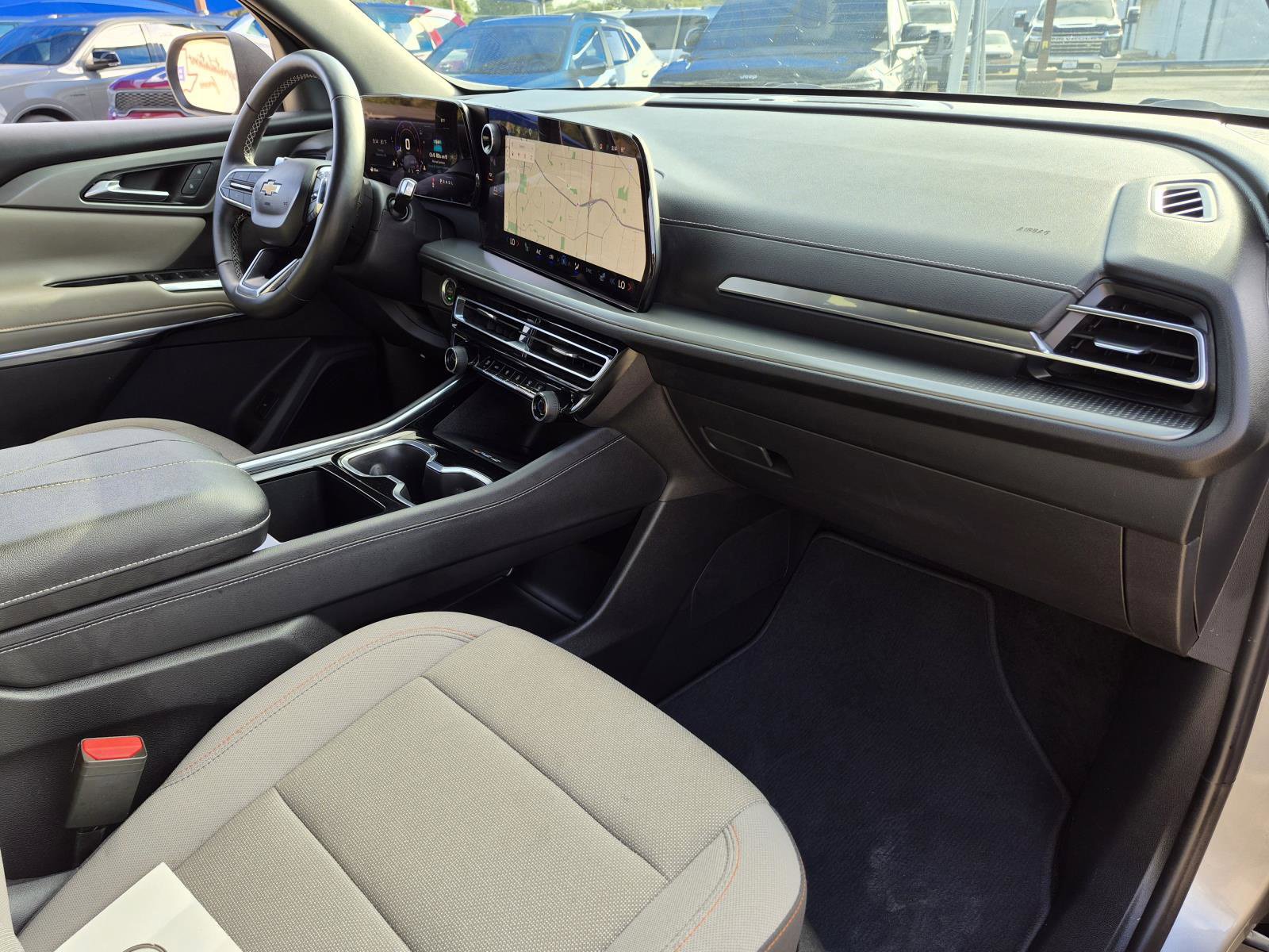 Used 2026 Chevrolet Traverse LT w/ Driver Confidence Package FWD image 9