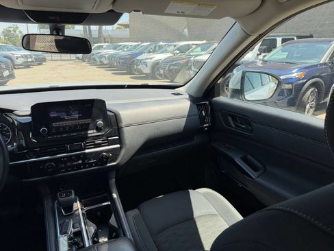 Used 2025 Nissan Pathfinder SV FWD image 33