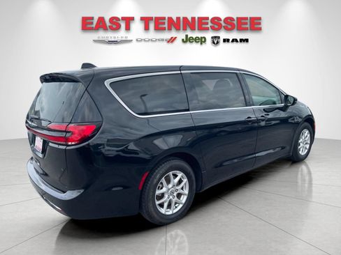 Used 2023 Chrysler Pacifica Touring-L FWD image 3