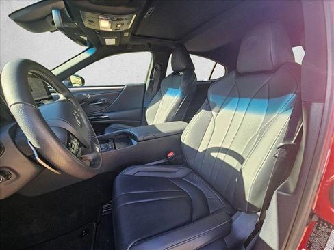 Used 2024 Lexus ES 300h F Sport image 8
