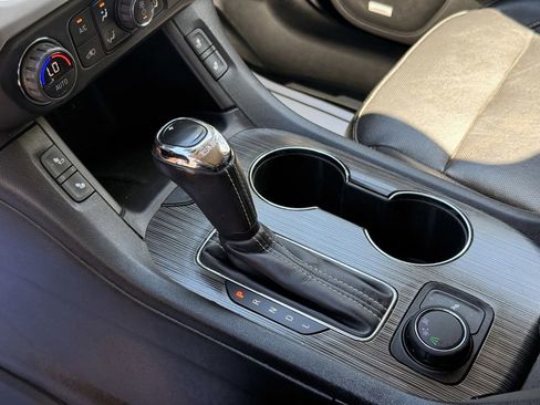 Used 2019 GMC Acadia SLT FWD image 19