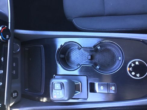 Used 2024 Nissan Rogue S AWD/4WD image 10