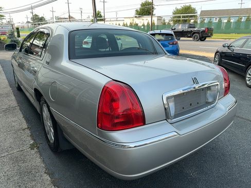 Used 2009 Lincoln Town Car Signature Limited RWD image 4