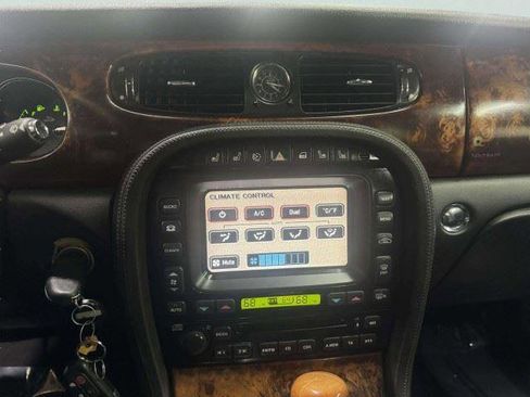 Used 2008 Jaguar XJ8 RWD image 22