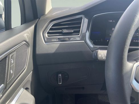 Used 2022 Volkswagen Tiguan SE w/ Panoramic Sunroof Package image 23