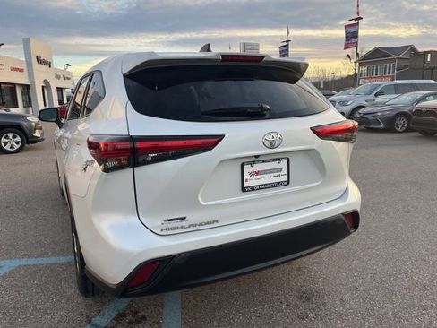 Certified 2023 Toyota Highlander L image 6