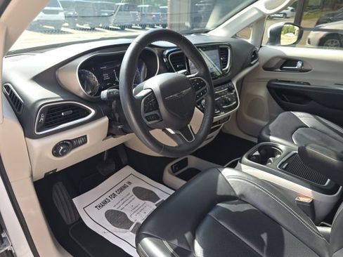 Used 2023 Chrysler Pacifica Touring-L FWD image 16