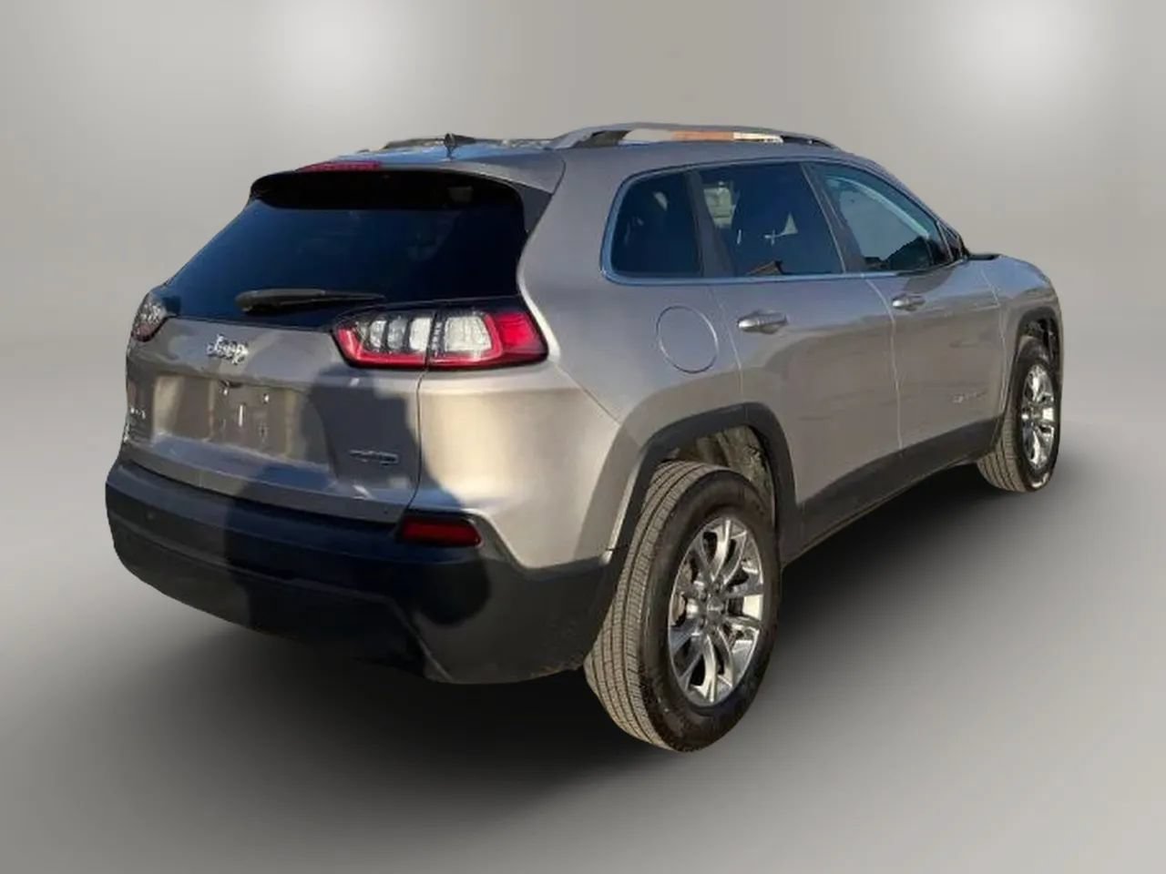 Used 2019 Jeep Cherokee Latitude Plus w/ Cold Weather Group AWD/4WD image 8
