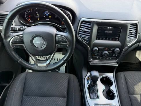Used 2019 Jeep Grand Cherokee Laredo AWD/4WD image 3