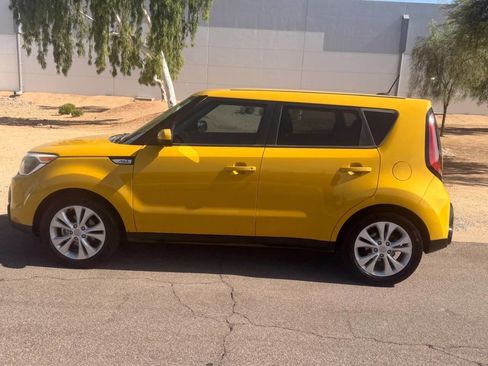 Used 2016 Kia Soul + FWD image 12