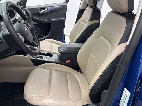 Certified 2022 Ford Escape Titanium w/ Class II Trailer Tow Package image 8