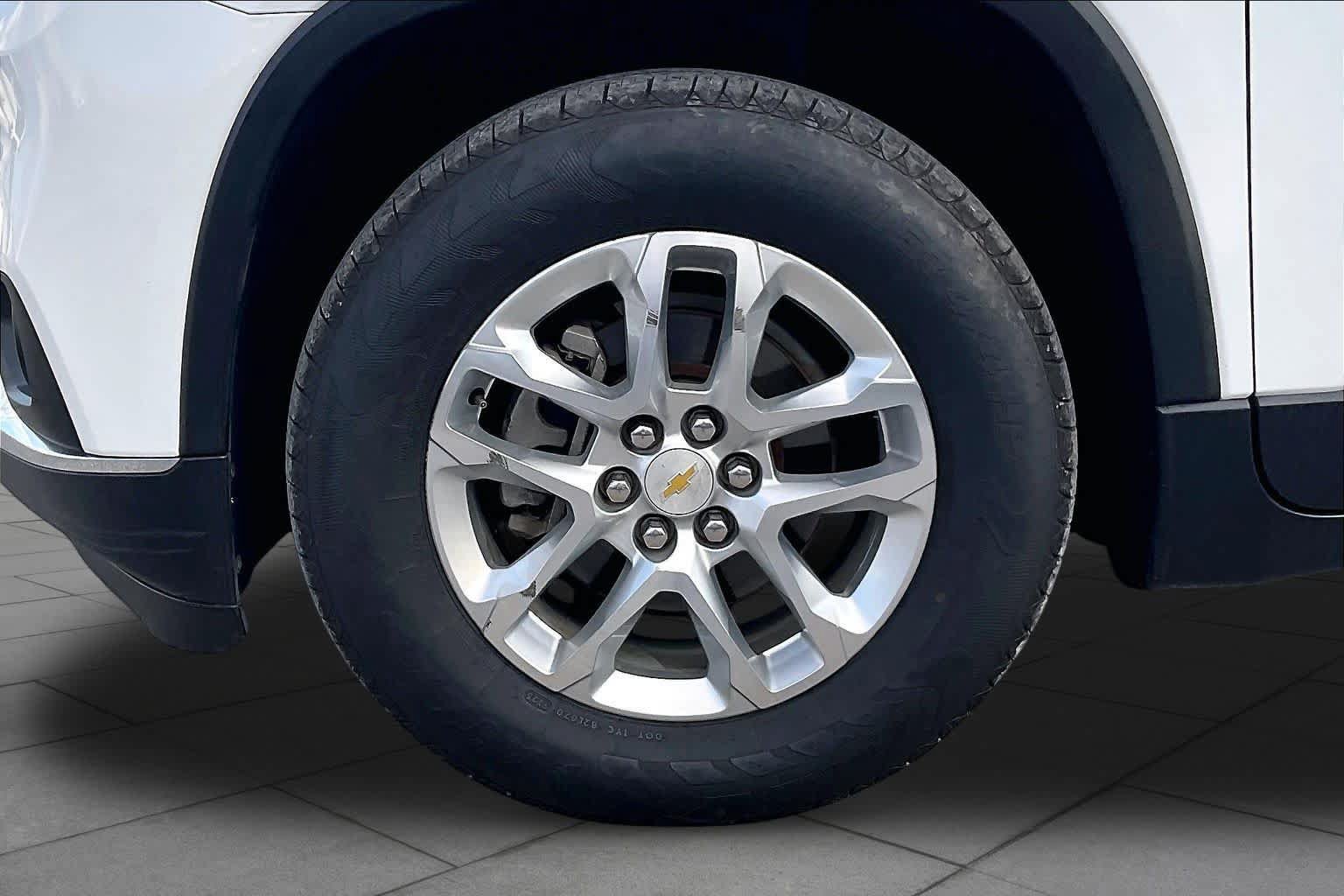 Used 2018 Chevrolet Traverse LT FWD image 11