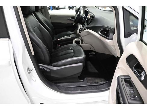 Used 2022 Chrysler Pacifica Touring-L FWD image 15