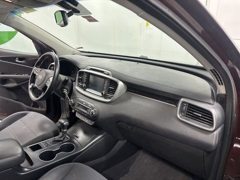 Used 2019 Kia Sorento AWD w/ LX Convenience Package image 17