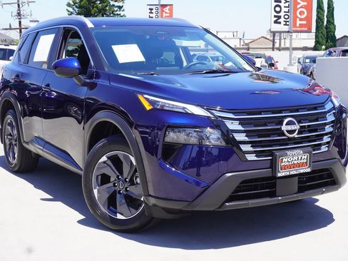 Used 2025 Nissan Rogue SV w/ SV Premium Package FWD image 2