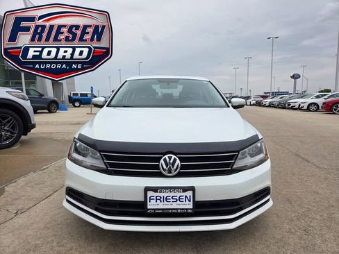 Used 2017 Volkswagen Jetta SE FWD image 2