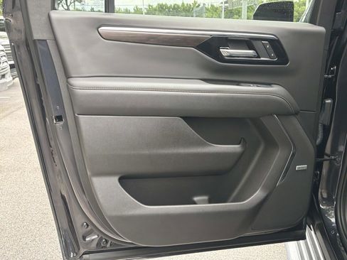 Used 2025 Chevrolet Suburban Premier RWD image 12
