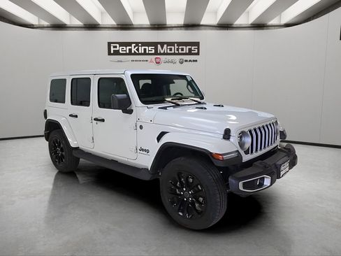 Used 2025 Jeep Wrangler Unlimited Sahara AWD/4WD image 7
