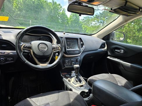 Used 2015 Jeep Cherokee Latitude w/ Trailer Tow Group AWD/4WD image 3