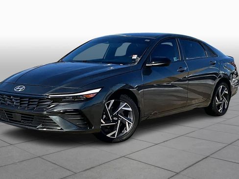 Used 2025 Hyundai Elantra Sport image 3