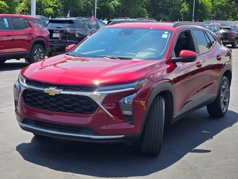 Certified 2025 Chevrolet Trax LT w/ LT Convenience Package FWD image 5