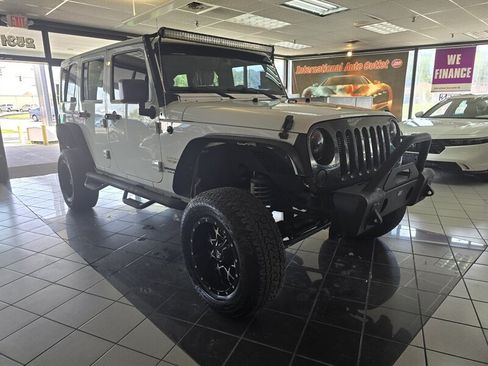 Used 2015 Jeep Wrangler Unlimited Sahara w/ Dual Top Group AWD/4WD image 3