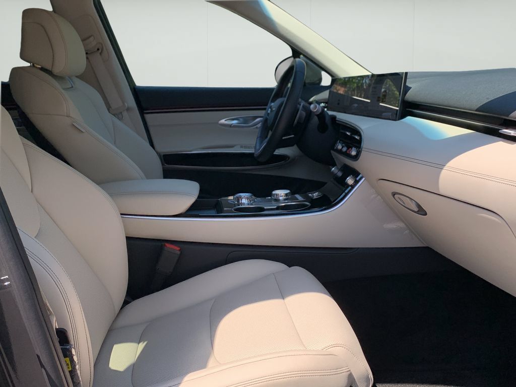 Certified 2026 Genesis GV70 2.5T AWD/4WD image 36