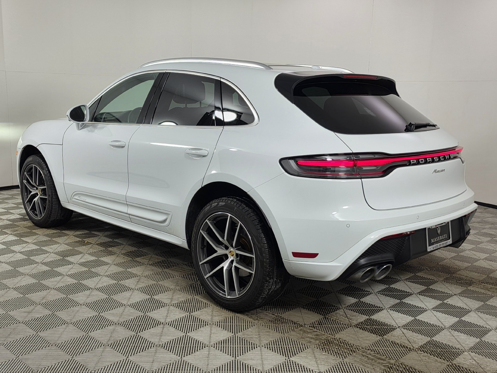 Used 2025 Porsche Macan AWD/4WD image 42