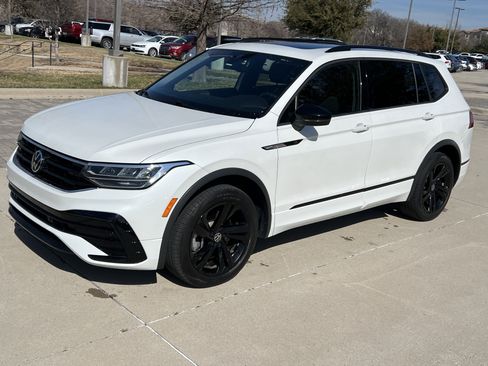 Certified 2023 Volkswagen Tiguan SE R-Line image 5