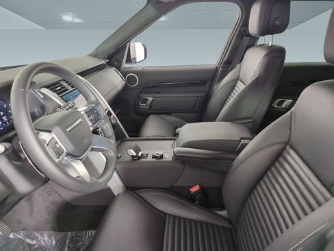 Certified 2025 Land Rover Discovery S image 4