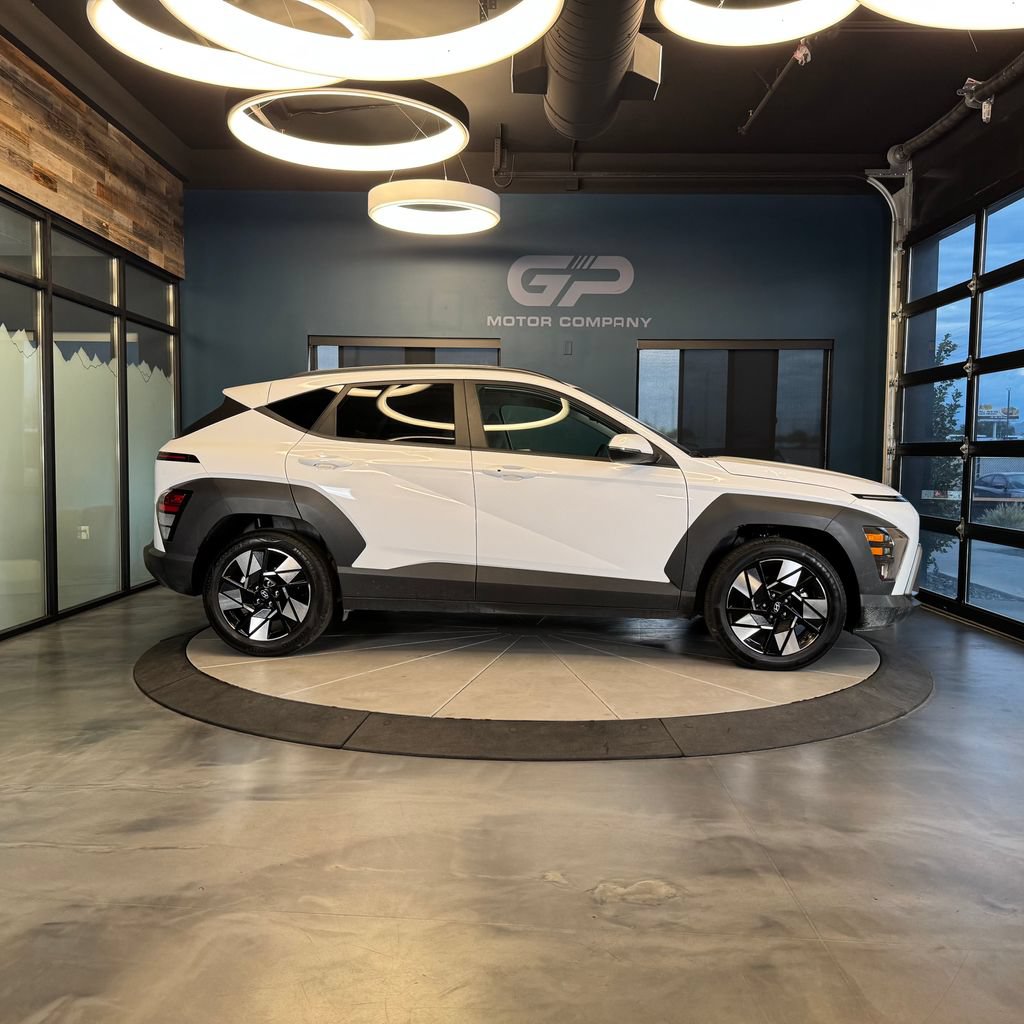 Used 2025 Hyundai Kona SEL FWD image 2