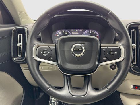 Used 2019 Volvo XC40 T4 Momentum image 19