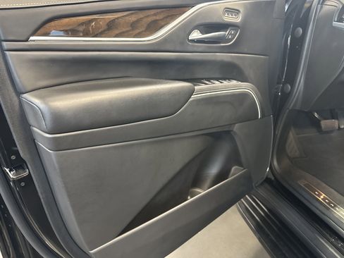 Used 2023 Cadillac Escalade ESV Premium Luxury Platinum image 13