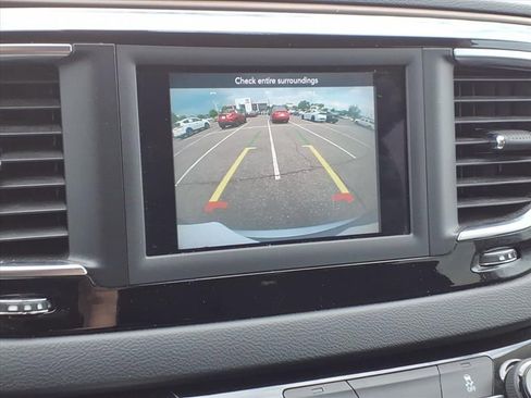 Used 2020 Chrysler Voyager L FWD image 22