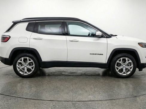 Used 2025 Jeep Compass Latitude AWD/4WD image 11