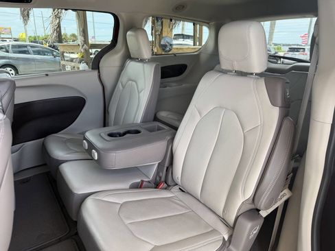 Used 2017 Chrysler Pacifica Touring-L Plus FWD image 17