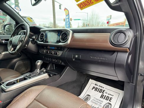Used 2016 Toyota Tacoma Limited image 17
