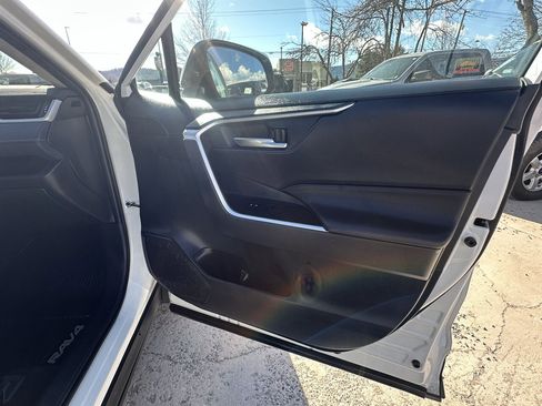Used 2020 Toyota RAV4 XLE w/ Convenience Package image 12