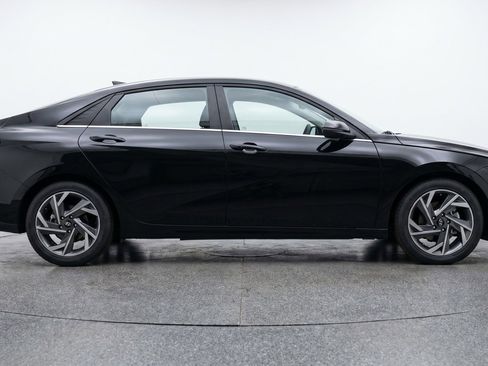 Used 2025 Hyundai Elantra SEL FWD image 11