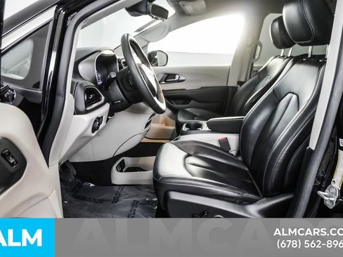 Used 2024 Chrysler Pacifica Select image 16