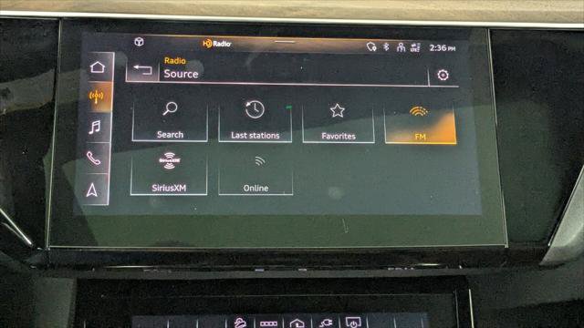 Used 2022 Audi e-tron Premium Plus w/ Premium Plus Package AWD/4WD image 30