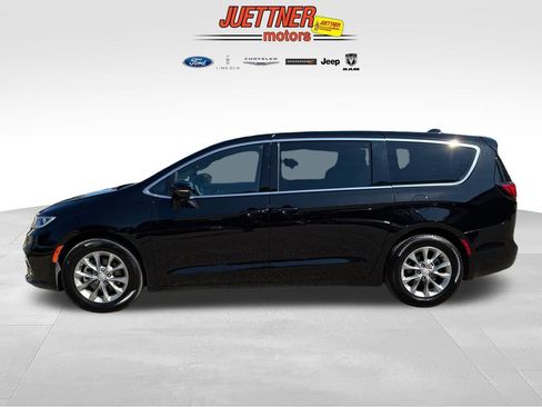 Used 2026 Chrysler Pacifica Limited FWD image 2