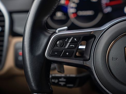 Certified 2022 Porsche Cayenne Platinum Edition image 7