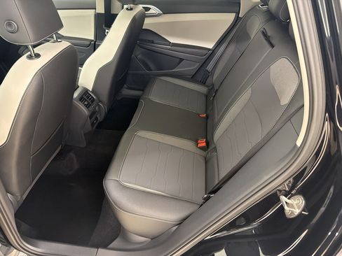 Used 2025 Volkswagen Taos SE w/ Panoramic Sunroof Package FWD image 14
