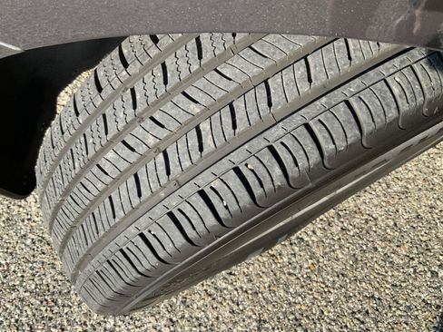 Used 2023 Chrysler Pacifica Touring-L FWD image 17